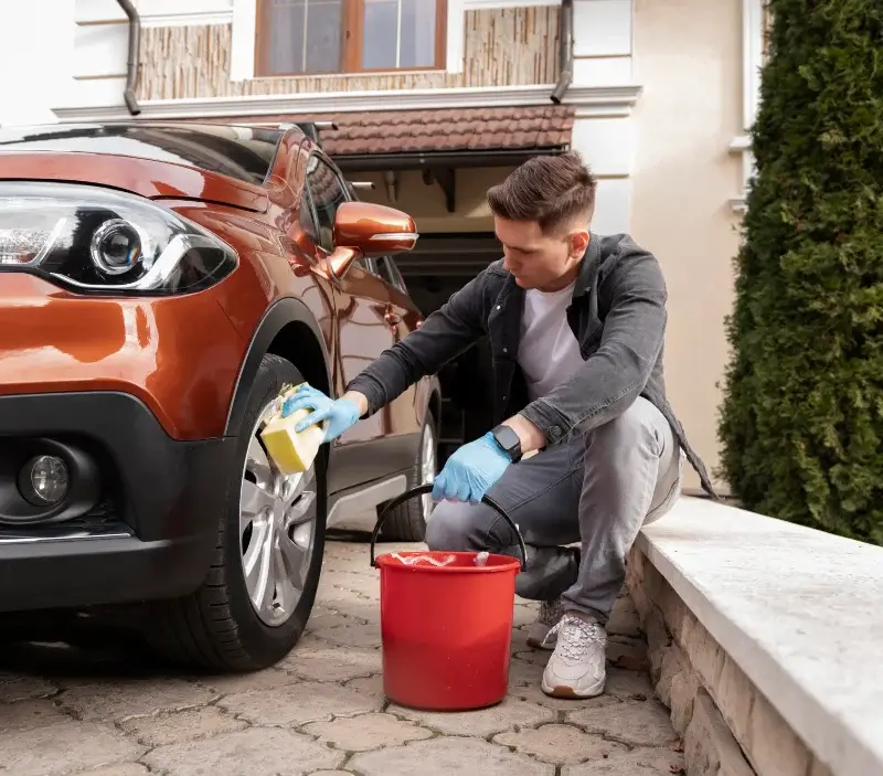 Lavage auto à domicile Saint-Étienne-de-Carlat : professionnel intervenant sur un véhicule